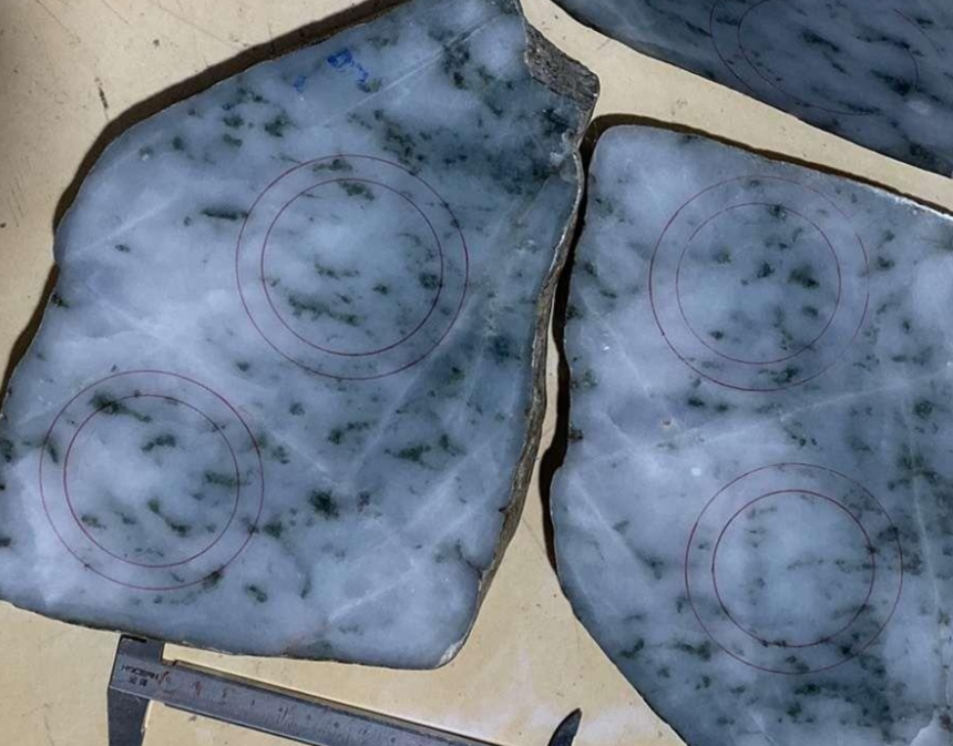 翡翠饰品镶嵌翡翠行业的十字路口，翡翠商该如何选择？  第1张