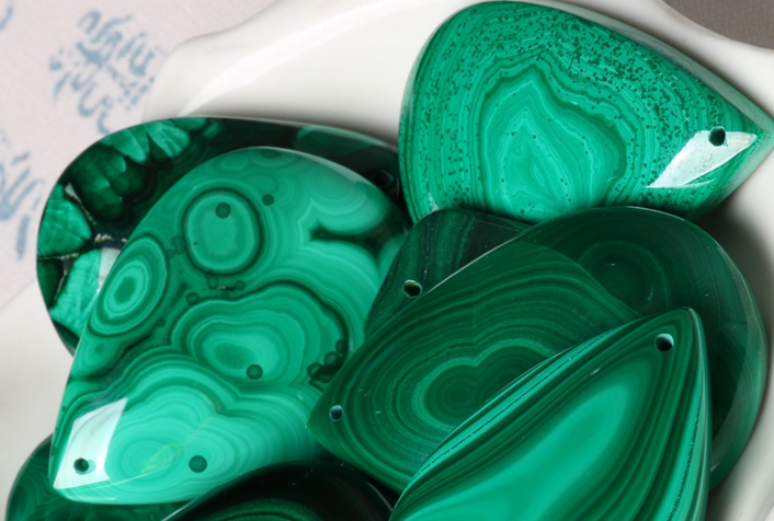 孔雀石是一种娇贵又漂亮的宝石，你了解它吗？  第4张