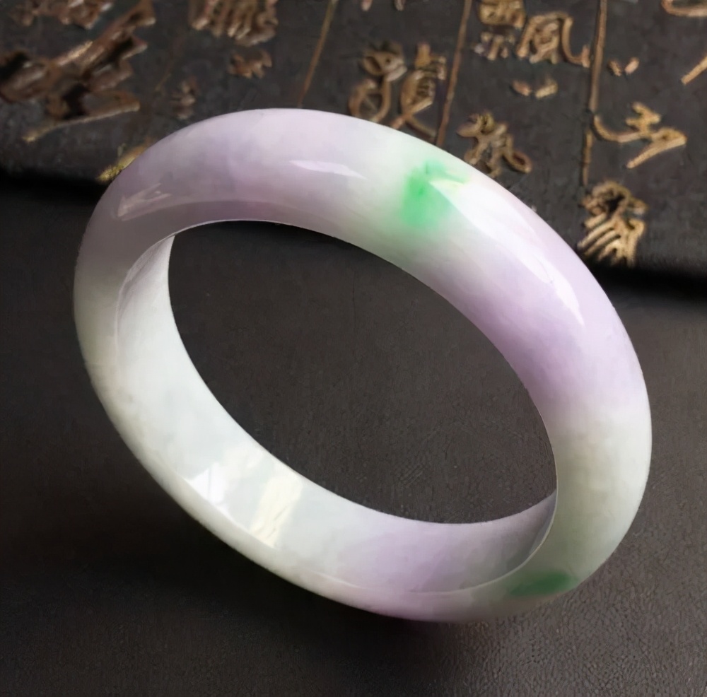 冰糯种翡翠鉴定三十而立，四十而不惑，不同年龄佩戴翡翠也有不同的寓意  第20张