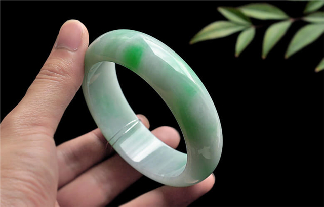 贵的白底青翡翠什么样？白底青翡翠好吗？   第3张