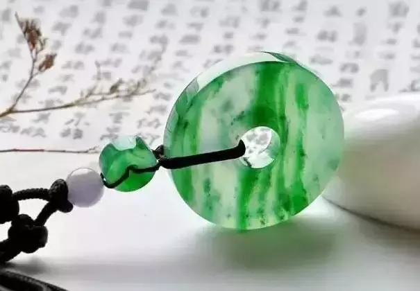 翡翠里面还能长金丝？随便一条，价值百万！  第5张