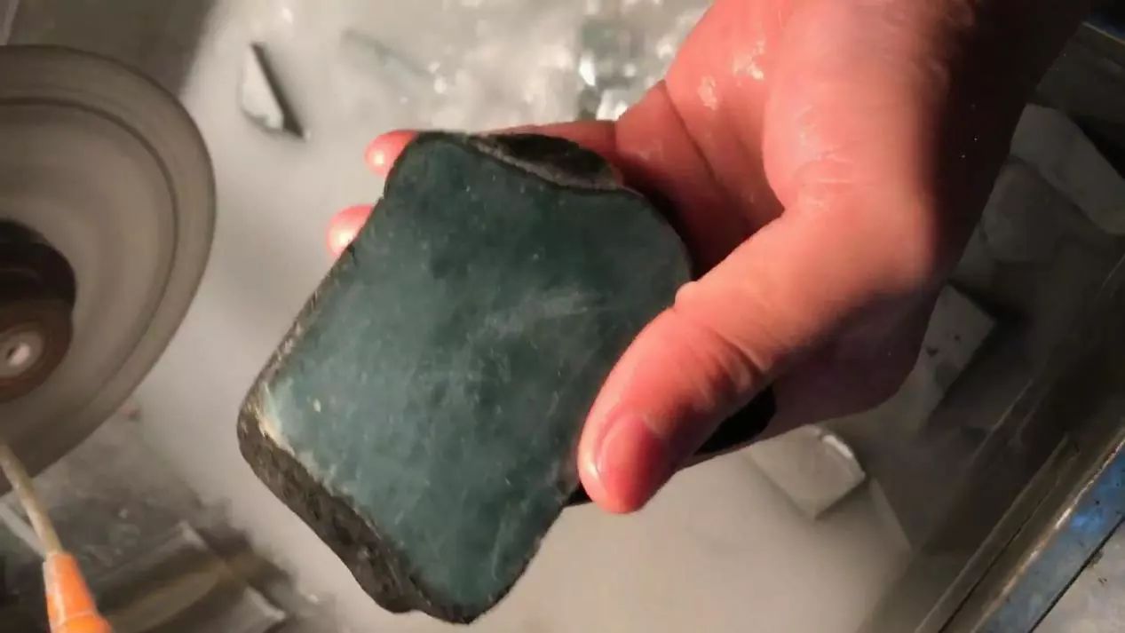 乌鸡色的翡翠手镯又是莫西沙黑色翡翠原石？4000元赌的很有准头！  第6张