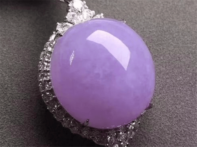 四会翡翠毛料赌石原石紫翡翠价格高吗？一文带你认识紫色翡翠！   第1张