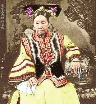 五六十岁的妈妈，不建议戴“金镯子”太俗气，翡翠手镯洋气又养人  第5张