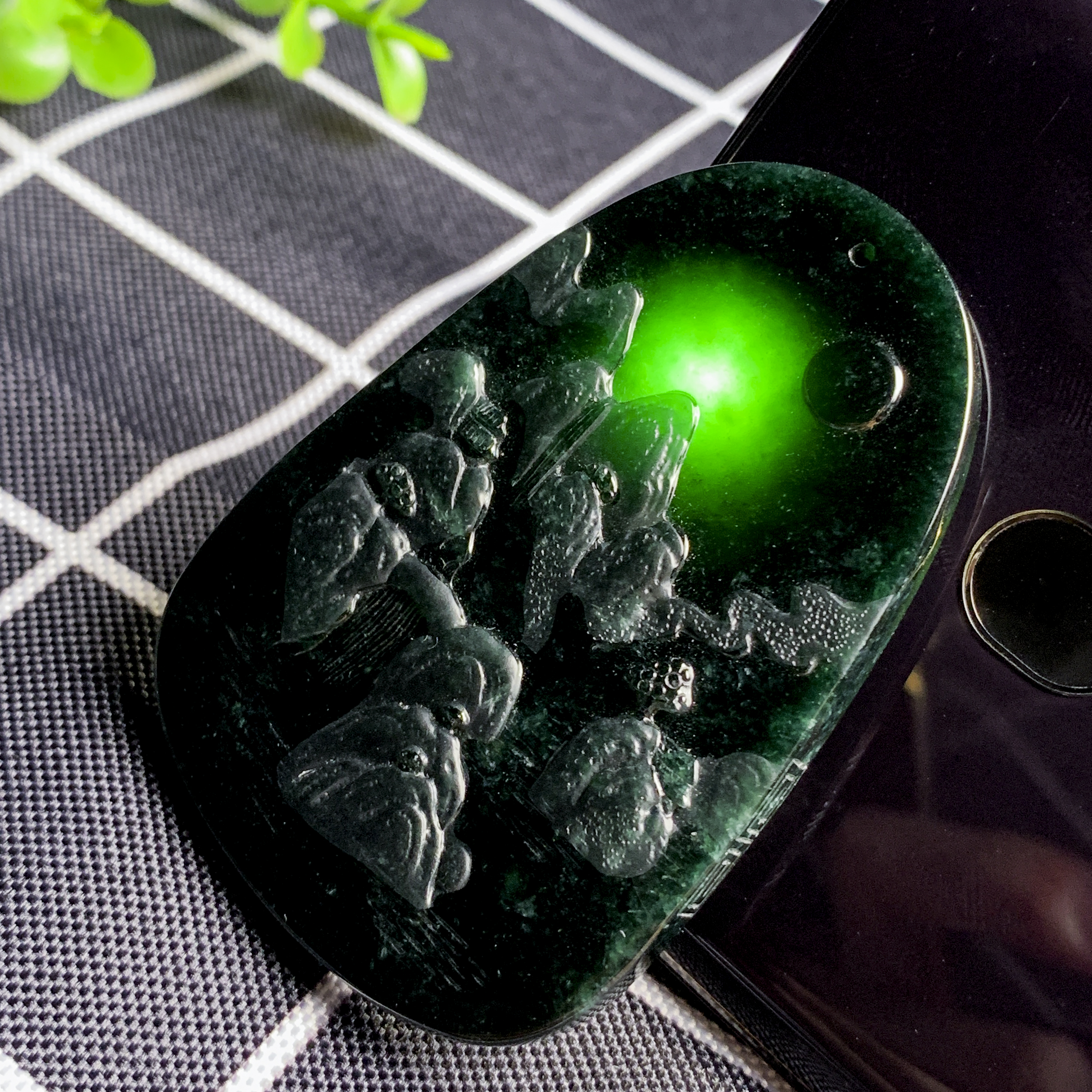 墨翠看上去一片漆黑，就不能用种、水、色来评价它了吗？  第5张