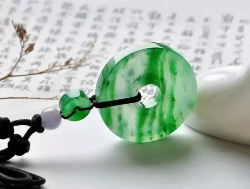 翡翠里面竟然长出了金丝？随便一小条，价格就能暴涨？  第6张