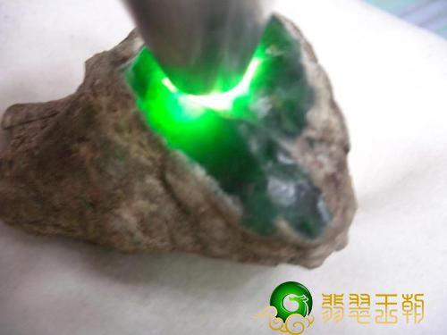 翠赌石的皮壳特征和皮下内部玉质特征   第2张