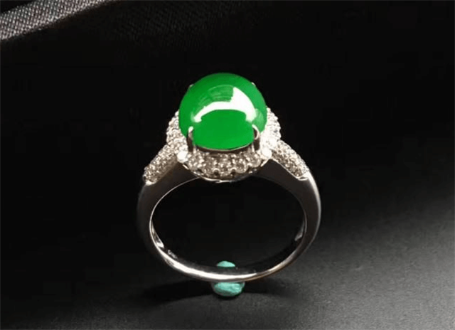 断掉的翡翠手镯还值钱吗帝王绿翡翠价格高吗？牢记它是艺术品！   第3张