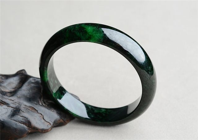 紫罗兰翡翠玉手镯翡翠的癣会掉吗？翡翠的癣不仅仅是瑕疵那么简单！   第1张