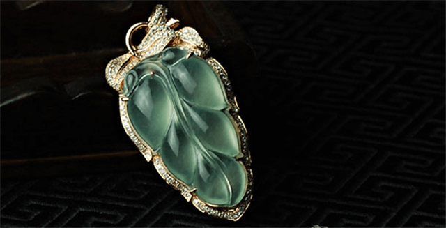 翡翠挂件价格高吗？辨别它是不是A货？这篇文章可以帮到你！   第2张
