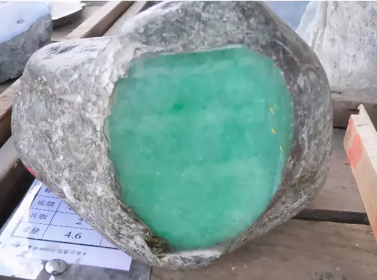 白底青翡翠交易它是翡翠豆种里的爱马仕，十年前就值8000万了  第5张