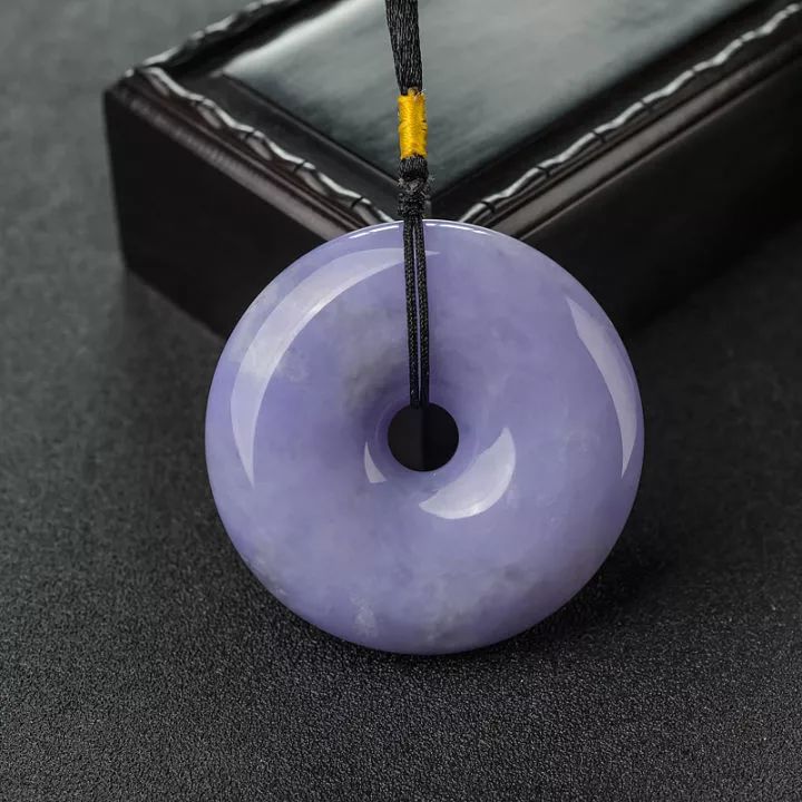 “见光死”的紫罗兰翡翠为何拍出百万高价？  第5张