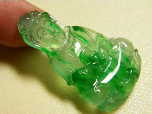 翡翠里面竟然长出了金丝？随便一小条，价格就能暴涨？  第2张