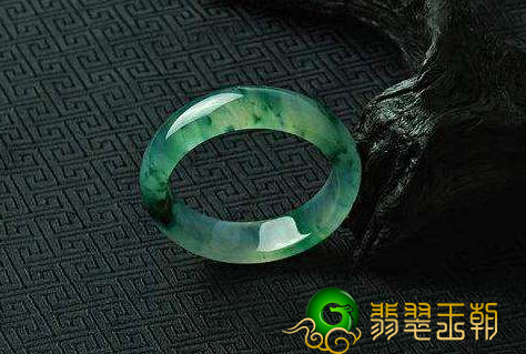 翡翠挂件怎样翡翠：玉乱情迷 翡翠是玉中之首   第1张