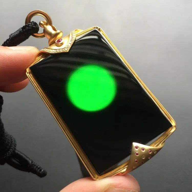 翡翠手镯会发热吗翡翠中的“黑马”，行家来带你认识墨翠！  第3张