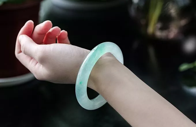 五六十岁的妈妈，不建议戴“金镯子”太俗气，翡翠手镯洋气又养人  第2张