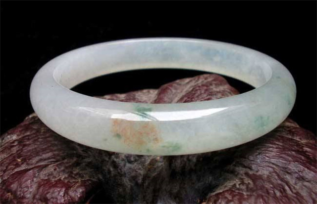 翡翠戒指男士图片黄加绿翡翠贵不贵？黄加绿翡翠的价格你不得不知！   第3张