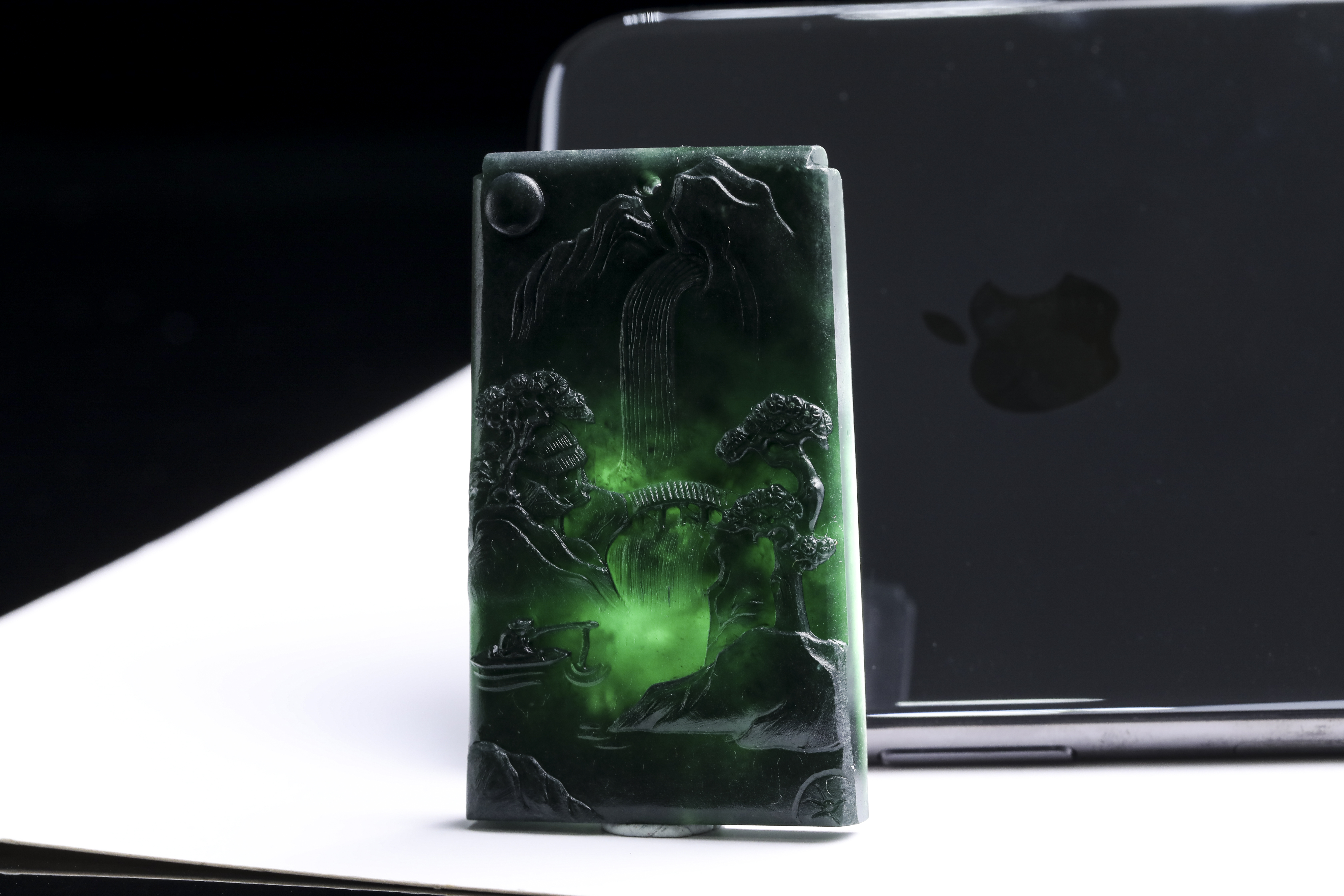 墨翠看上去一片漆黑，就不能用种、水、色来评价它了吗？  第3张