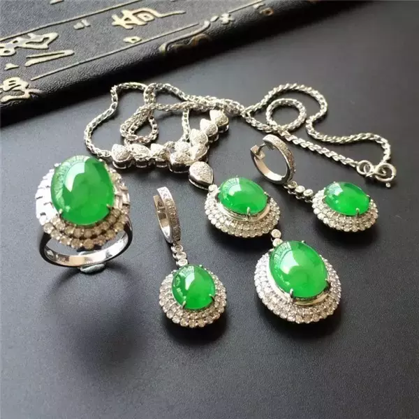 翡翠戒指：多少女人梦寐以求的浪漫一刻！  第7张