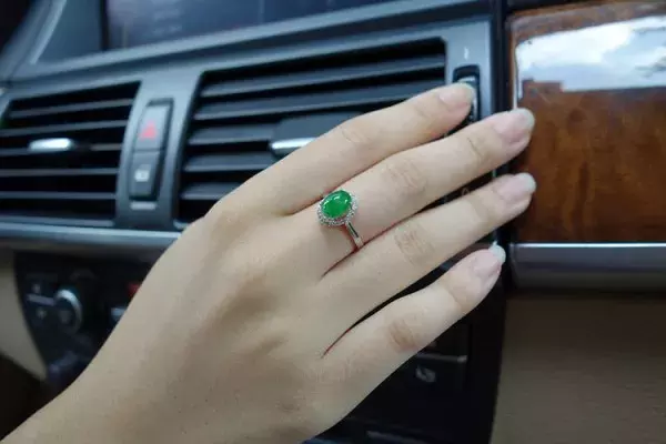 翡翠戒指戴法有讲究，风水学意义不可忽视  第5张