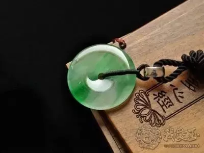 翡翠里面还能长金丝？随便一条，价值百万！  第10张