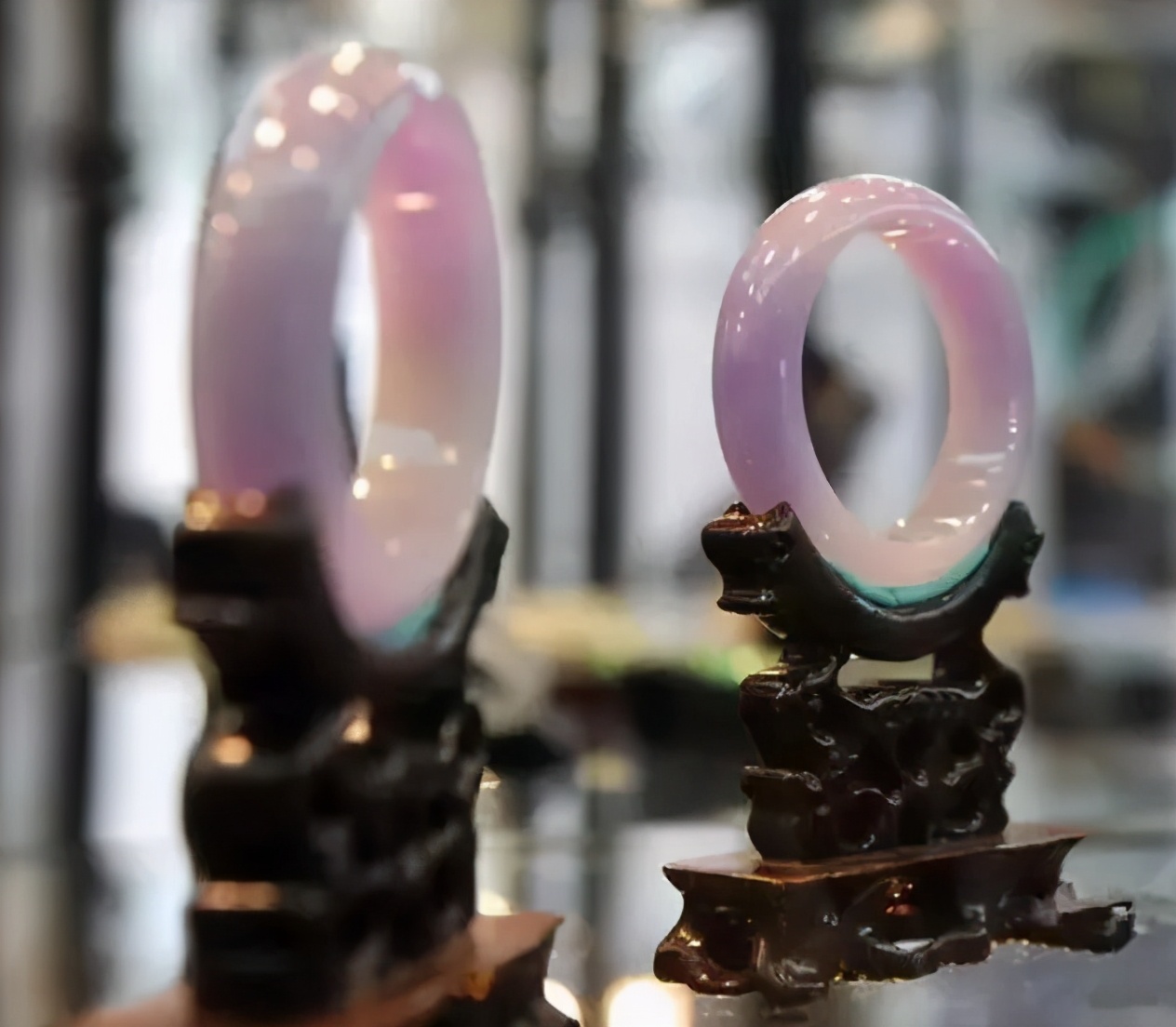 天然翡翠的鉴定依据谁说紫罗兰不值钱，只是你没买对而已~这对手镯1.9亿  第2张