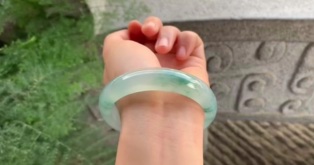 五六十岁的妈妈，不建议戴“金镯子”太俗气，翡翠手镯洋气又养人  第4张