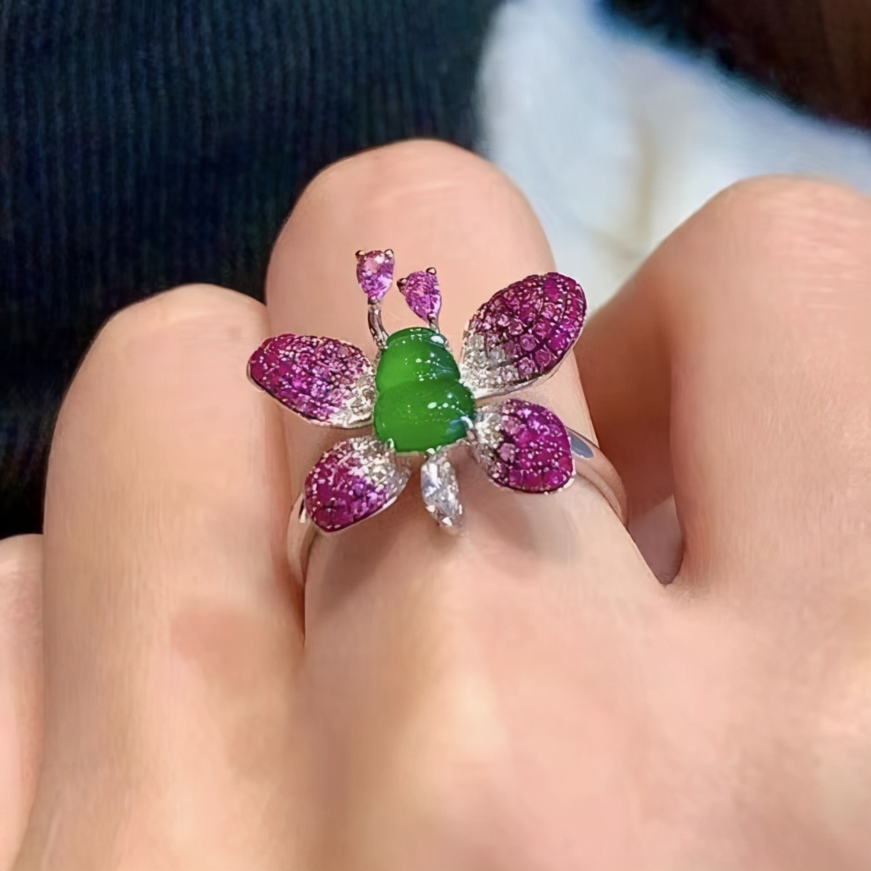 翡翠的大概多少钱今日立春，绿翡翠最能表达爱意，这样的戒指佩戴在手将紧握住春天  第5张