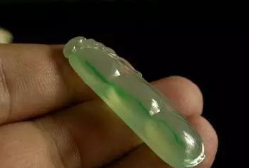 翡翠里面竟然长出了金丝？随便一小条，价格就能暴涨？  第3张