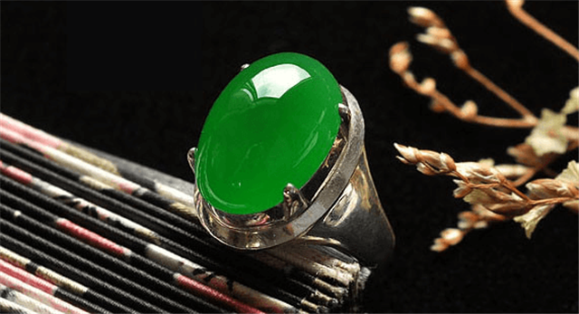 断掉的翡翠手镯还值钱吗帝王绿翡翠价格高吗？牢记它是艺术品！   第2张