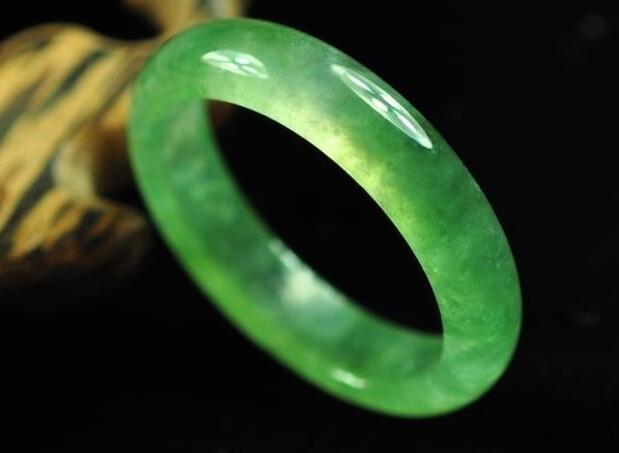 古董翡翠手镯图片到底是翡翠贵还是玉石贵 两者区别要分不清   第1张