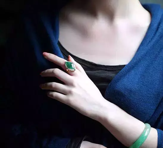 翡翠戒指戴法有讲究，风水学意义不可忽视  第4张