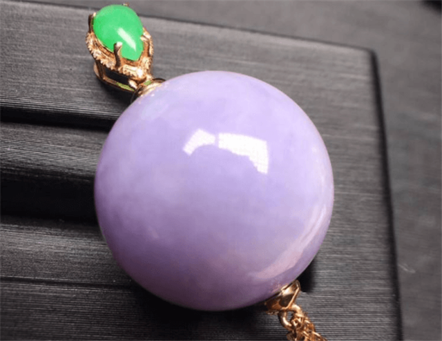 四会翡翠毛料赌石原石紫翡翠价格高吗？一文带你认识紫色翡翠！   第3张