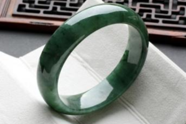 世界十大顶级翡翠 玻璃种透明度最好，龙石种翡翠最稀有  第8张