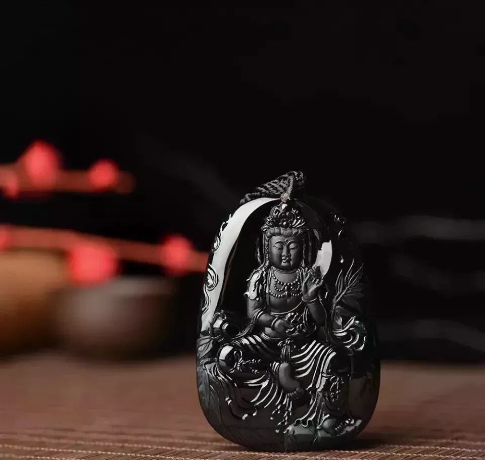 翡翠手镯会发热吗翡翠中的“黑马”，行家来带你认识墨翠！  第1张