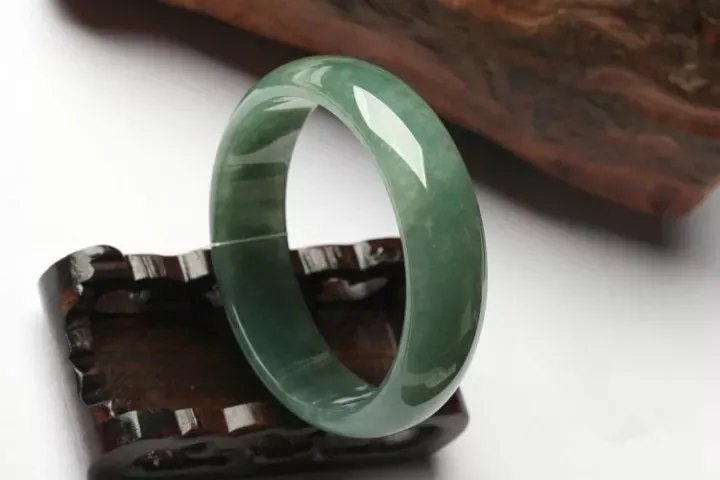 色差一分，价差十倍，翡翠的颜色对于价格到底有多重要  第19张