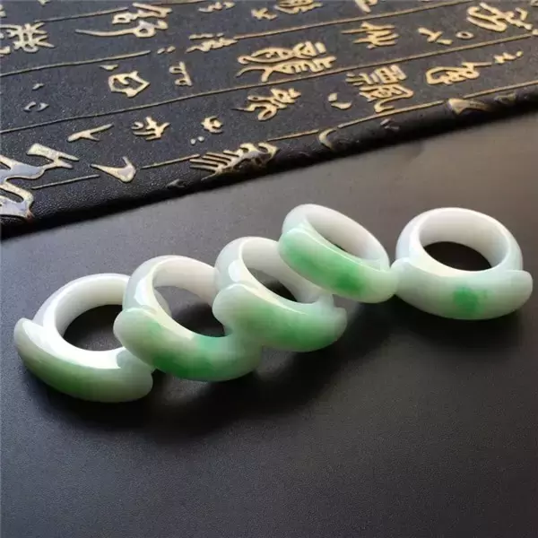 翡翠戒指：多少女人梦寐以求的浪漫一刻！  第4张