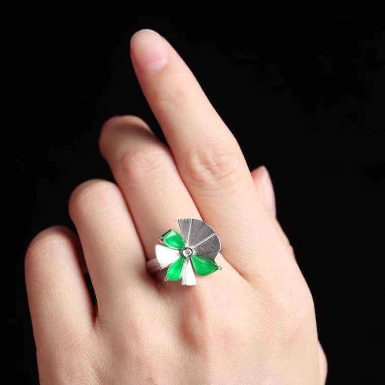 翡翠的大概多少钱今日立春，绿翡翠最能表达爱意，这样的戒指佩戴在手将紧握住春天  第7张