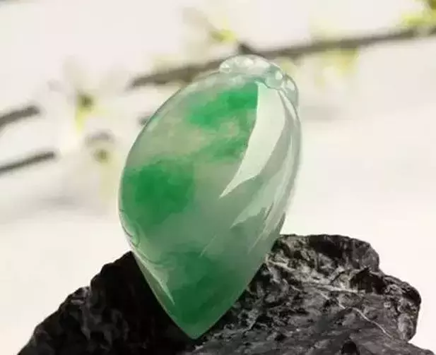 翡翠里面还能长金丝？随便一条，价值百万！  第4张