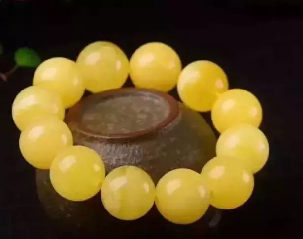 翡翠手镯色带明显天然蜜蜡有仿制蜜蜡的价格天差地别  第2张