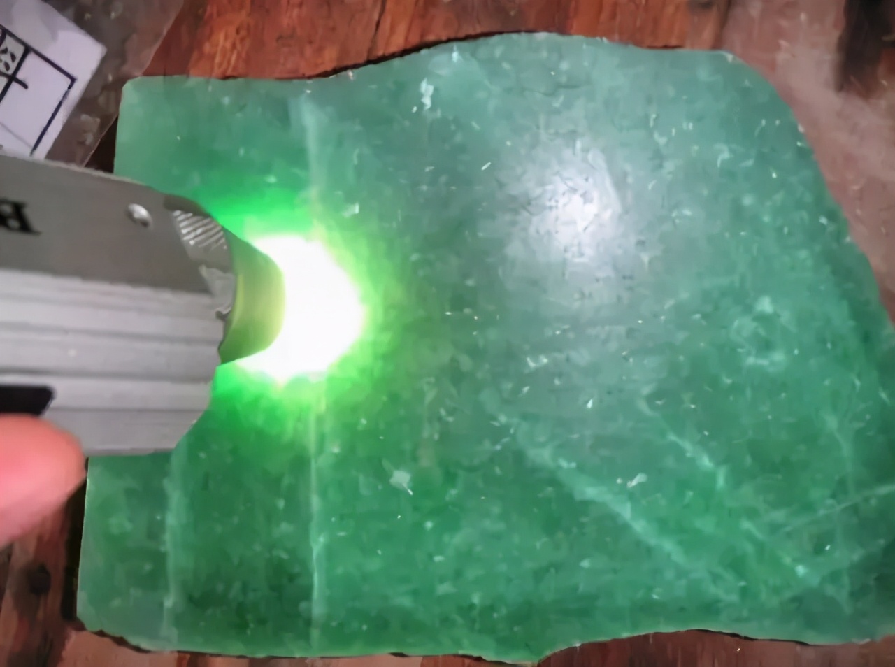 白底青翡翠交易它是翡翠豆种里的爱马仕，十年前就值8000万了  第4张