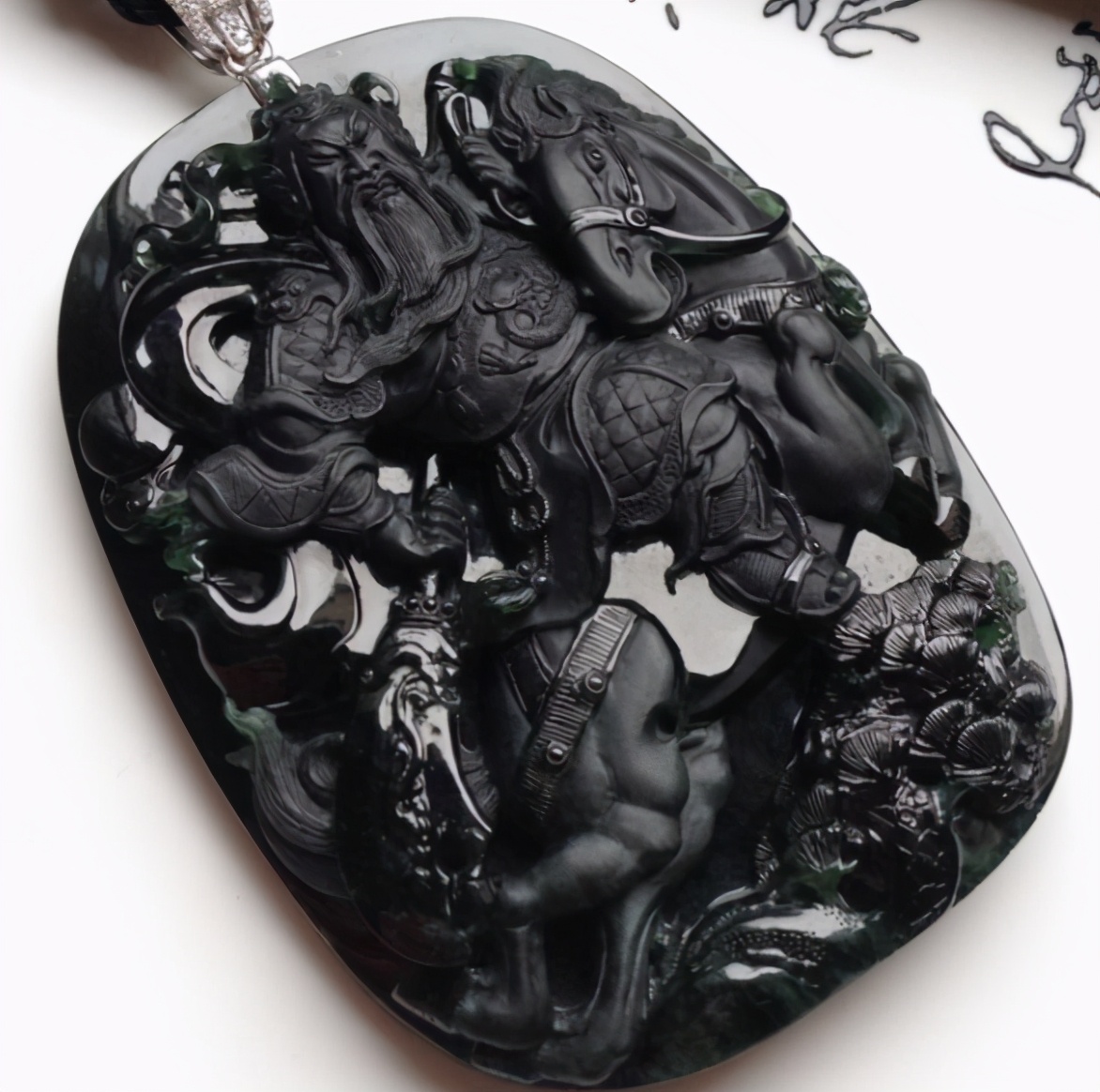 墨翠是独特的一个品种，外表漆黑，打灯以后却是很浓郁的绿色  第2张