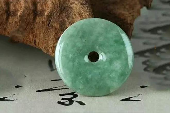 a货翡翠飘花的鉴别马牙种翡翠鉴别方法，他的价格怎么样？   第1张