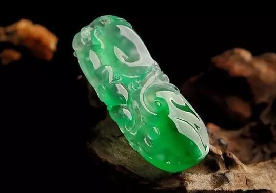 古董翡翠手镯图片到底是翡翠贵还是玉石贵 两者区别要分不清   第2张