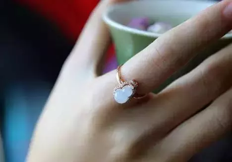 翡翠戒指戴法有讲究，风水学意义不可忽视  第3张