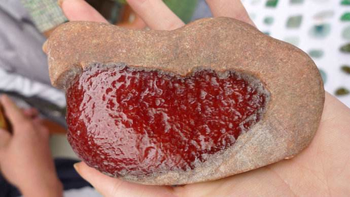 花上万买的红翡翠，或许只是一块烧红色的砖头  第3张