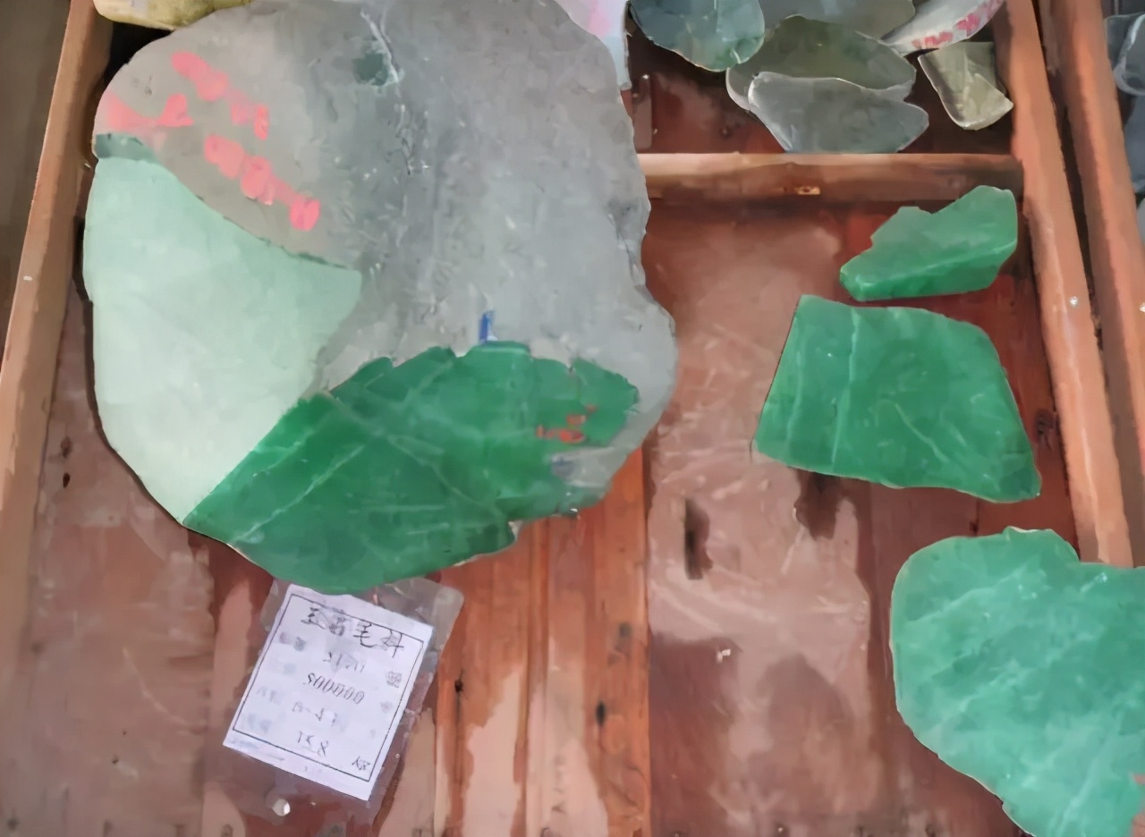 白底青翡翠交易它是翡翠豆种里的爱马仕，十年前就值8000万了  第2张