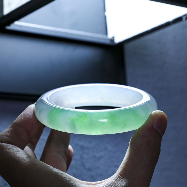 如何确定翡翠手镯价格？为什么它们的价格相差悬殊？  第2张