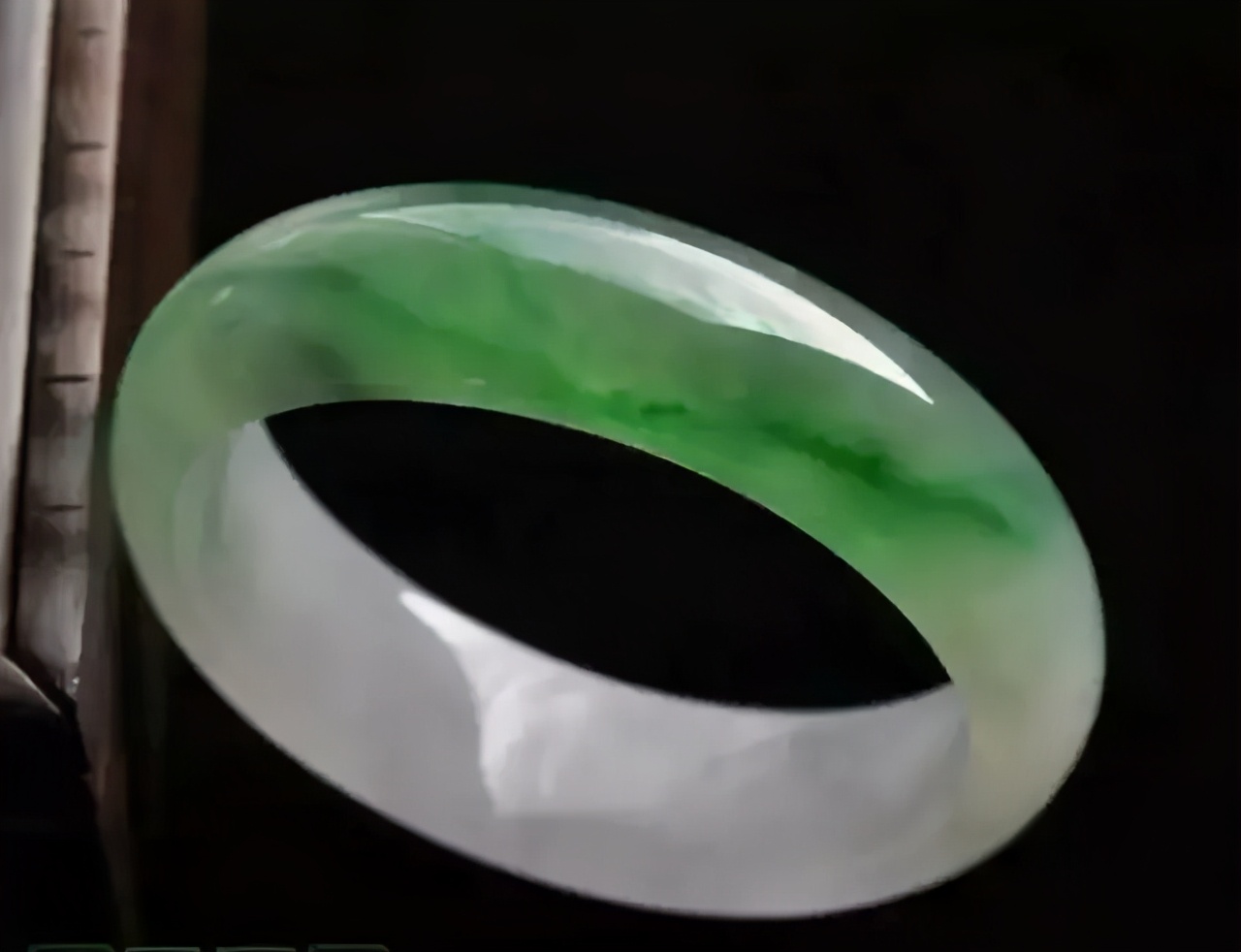 白底青翡翠交易它是翡翠豆种里的爱马仕，十年前就值8000万了  第10张