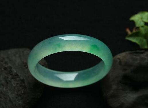 清代翡翠圆手镯想知道天然a货翡翠手镯的价格吗 读完必然令你茅塞顿开   第1张